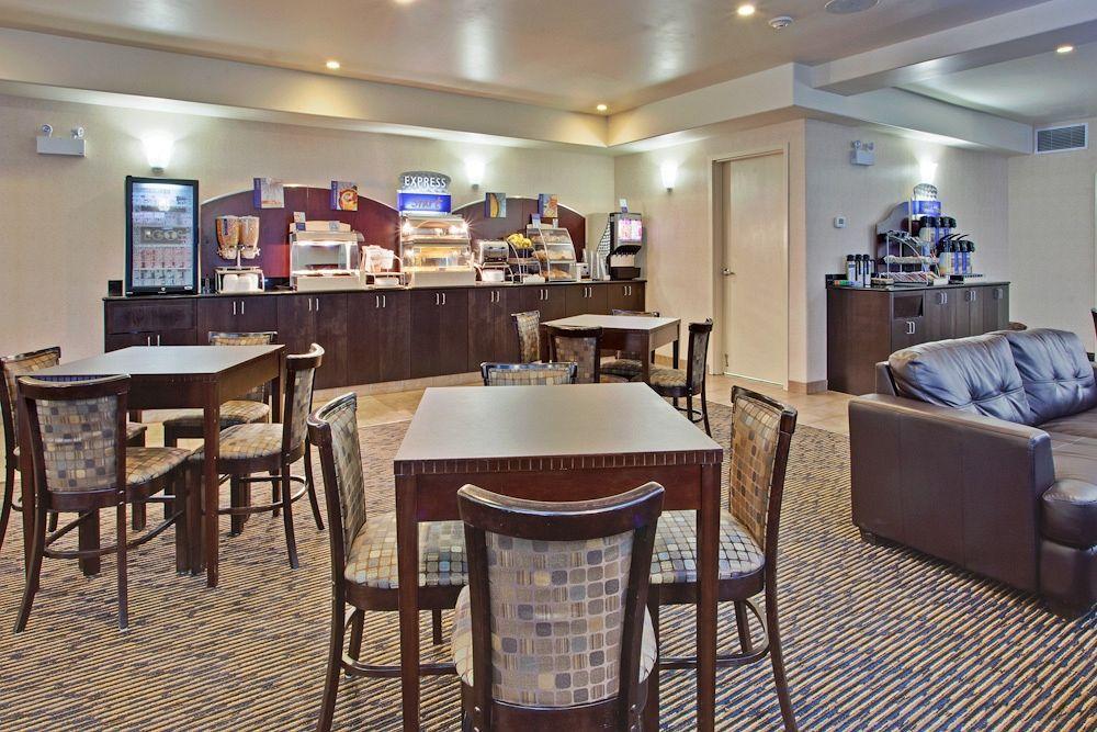 Holiday Inn Express Yorkton East By Ihg Экстерьер фото